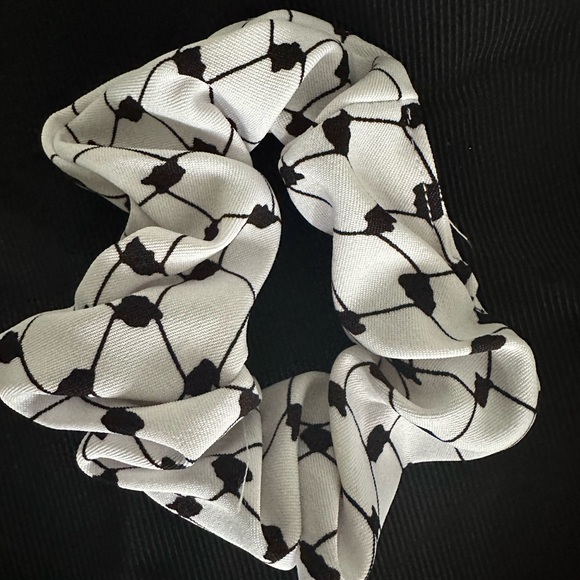 Scrunchie - Picture 5 of 5